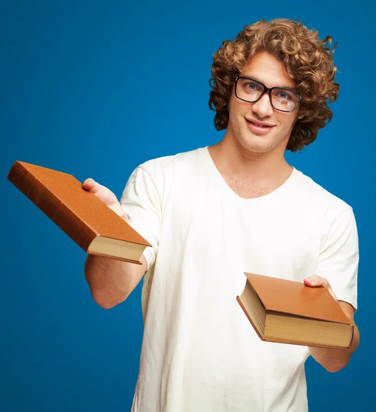 Retrato de um jovem estudante segurando livros — Fotografia de Stock