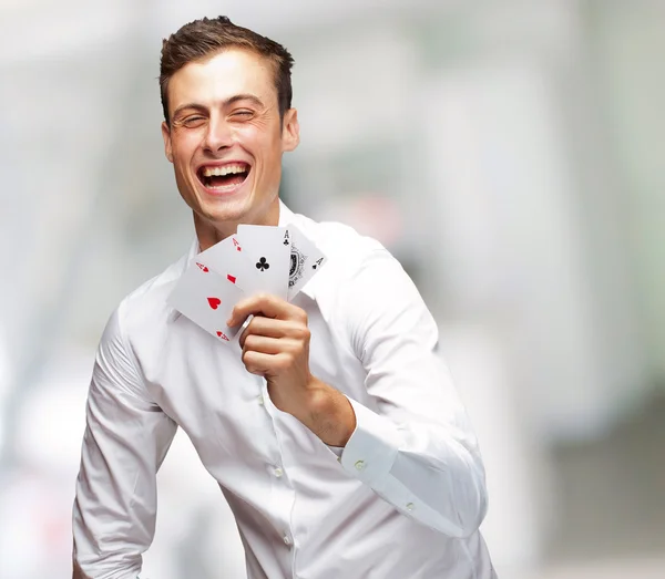 Retrato de un joven mostrando tarjetas de poker —  Fotos de Stock