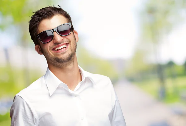 Χαρούμενος νεαρός άνδρας φορώντας γυαλιά — Φωτογραφία Αρχείου