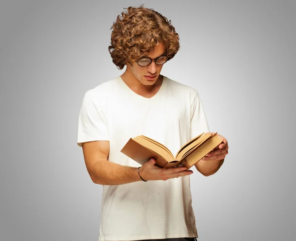 Retrato de um homem lendo um livro — Fotografia de Stock