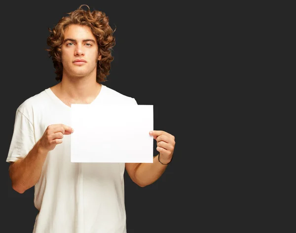 Neformální mladík drží prázdná zpráva — Stock fotografie