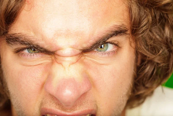 Närbild av en arg ung man — Stockfoto