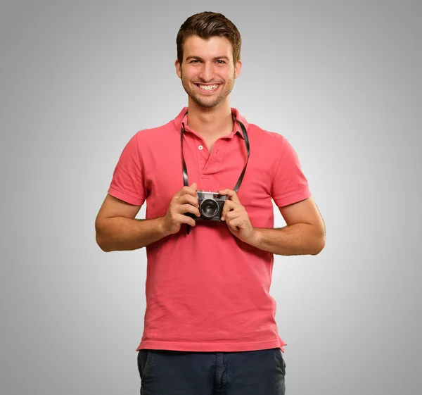 Retrato de um homem segurando câmera — Fotografia de Stock