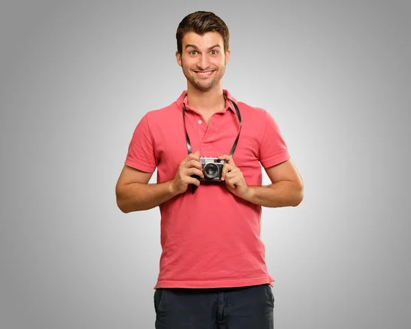 Retrato de un hombre sosteniendo la cámara — Foto de Stock