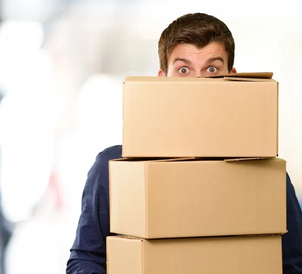 Людина тримає картонні коробки — стокове фото