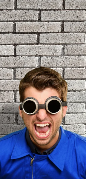 Porträt eines Ingenieurs mit Schutzbrille — Stockfoto