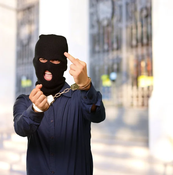 Kızgın suç adam kelepçeli kilitli — Stok fotoğraf