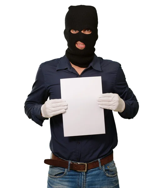 Uomo con una maschera da rapinatore che mostra una carta bianca — Foto Stock