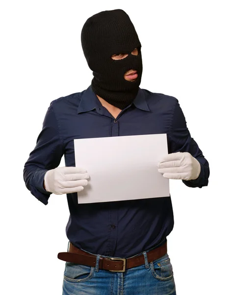 Uomo con una maschera da rapinatore che mostra una carta bianca — Foto Stock
