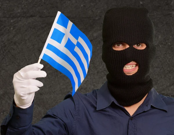 Retrato de um homem usando máscara segurando uma bandeira — Fotografia de Stock