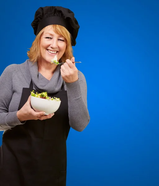 Porträt einer glücklichen Frau beim Essen — Stockfoto