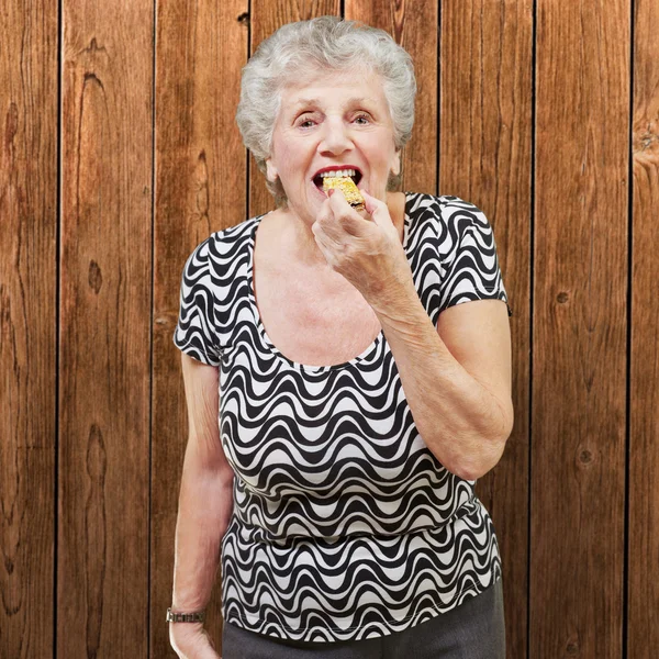 Reife Frau isst — Stockfoto