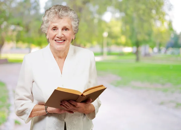 Closeup Of A Woman While Holding Book — Stock Photo, Image