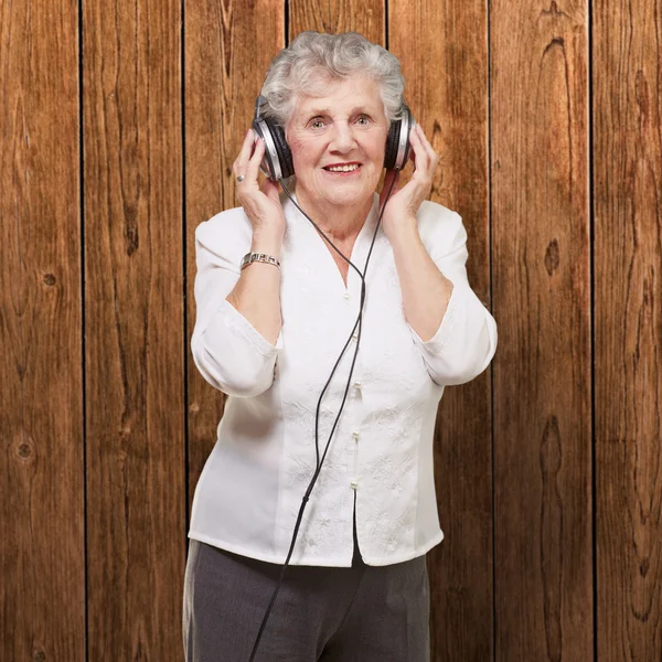 Müzik dinleme sırasında bir kadın portresi — Stok fotoğraf