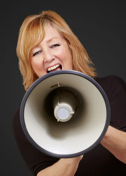 Žena křičí na megafon — Stock fotografie