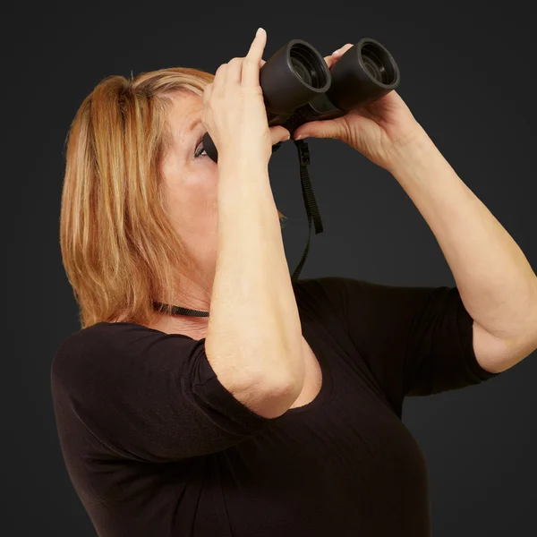 Mulheres olhando através de binóculos — Fotografia de Stock