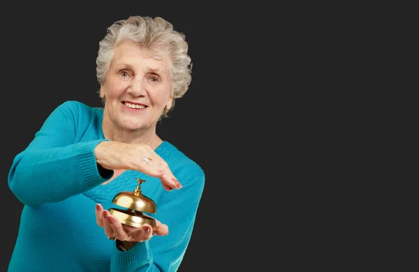 Szczęśliwy starsza kobieta trzymając dzwon — Zdjęcie stockowe