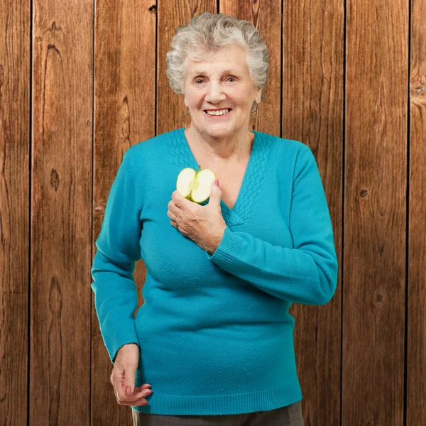 Elma tutarken mutlu olgun kadın portresi — Stok fotoğraf