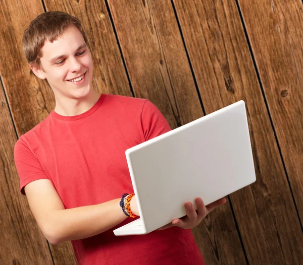 Mężczyzna z laptopem — Zdjęcie stockowe