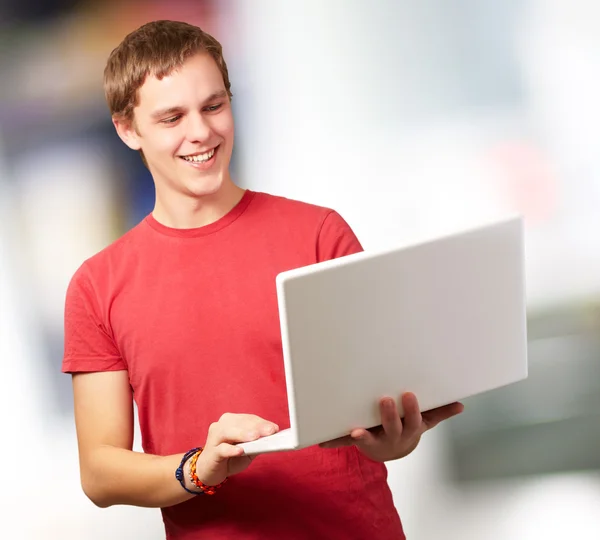 Szczęśliwy człowiek korzysta z laptopa — Zdjęcie stockowe