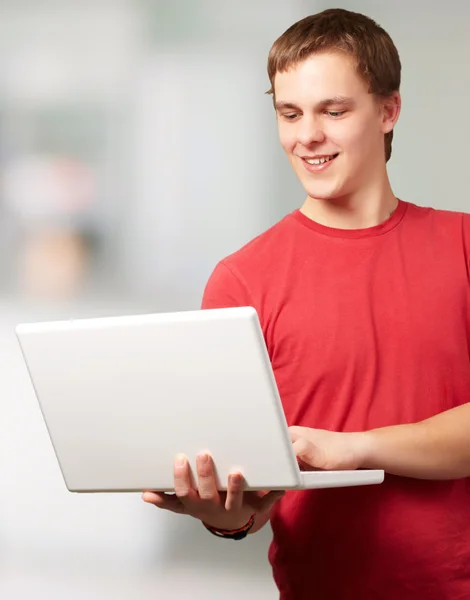 Szczęśliwy człowiek korzysta z laptopa — Zdjęcie stockowe