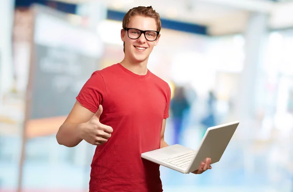 Man holding laptop with thumbs up — Stock Photo, Image