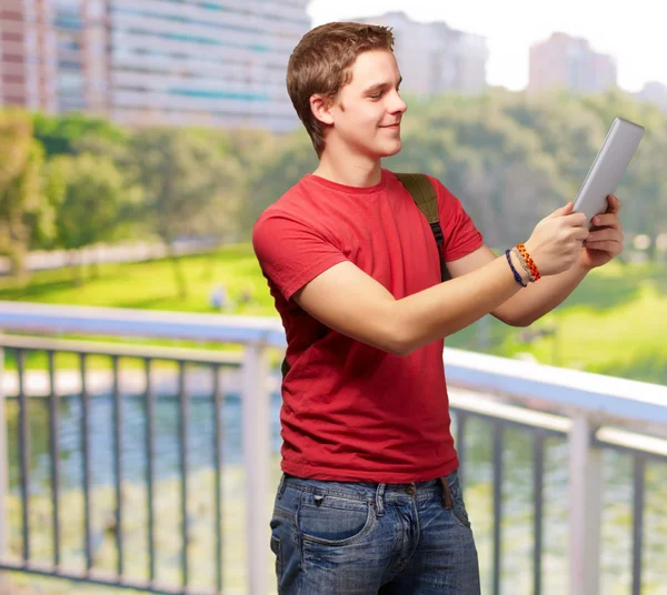 Hombre casual sosteniendo tableta digital — Foto de Stock