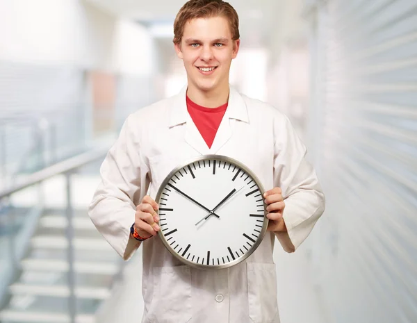 Portrét lékaře drží hodiny — Stock fotografie