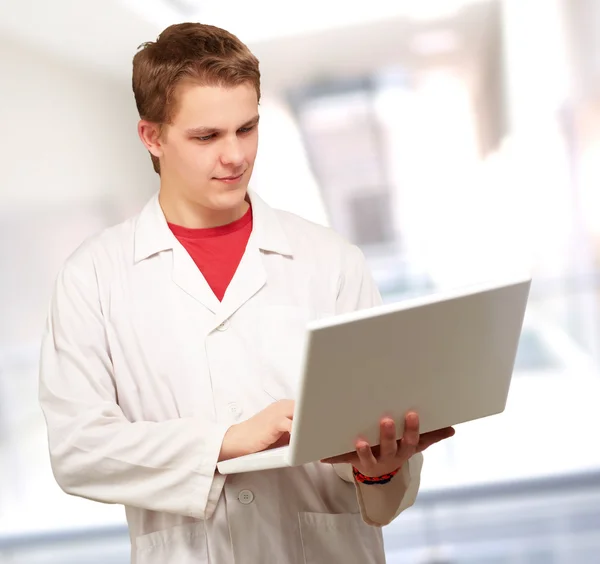 Portrait of a doctor surfing on laptop — Stock Photo, Image