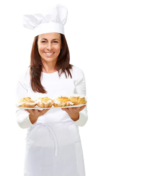 Vrouw chef-kok houden gebakken voedsel — Stockfoto