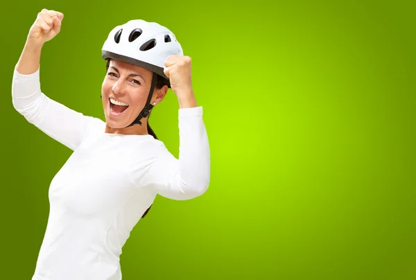 Mulher usando capacete torcendo — Fotografia de Stock