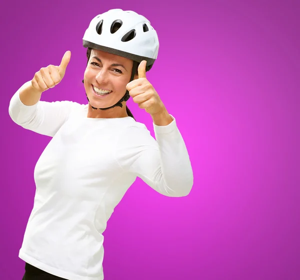 ヘルメット示す親指を着ている女性 — ストック写真
