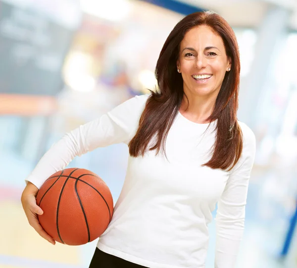Kvinna innehav basket — Stockfoto