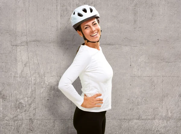 Donna che indossa il casco con mano sul fianco — Foto Stock