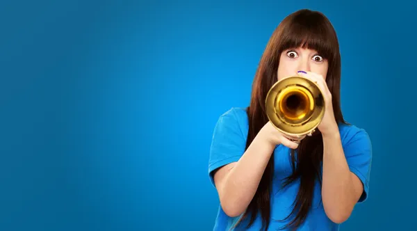 Retrato de um adolescente tocando trompete — Fotografia de Stock