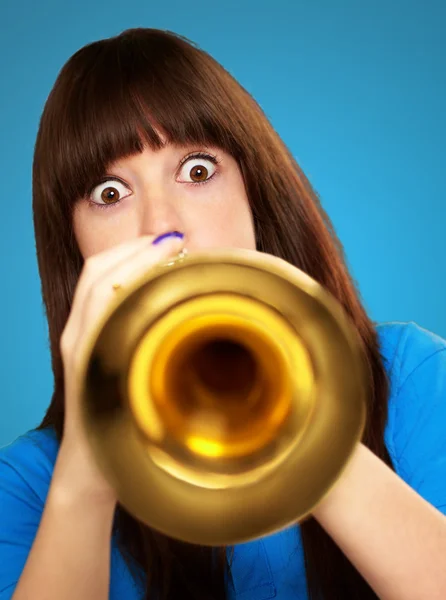 Retrato de un adolescente tocando la trompeta — Foto de Stock