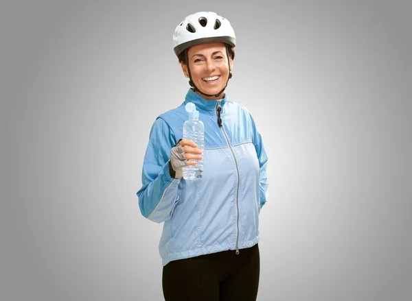 Portret van wielrenner midden leeftijd vrouw — Stockfoto