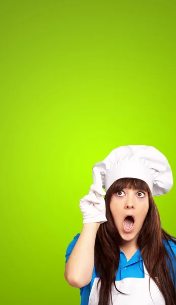 Portret van vrouwelijke chef-kok geschokt — Stockfoto