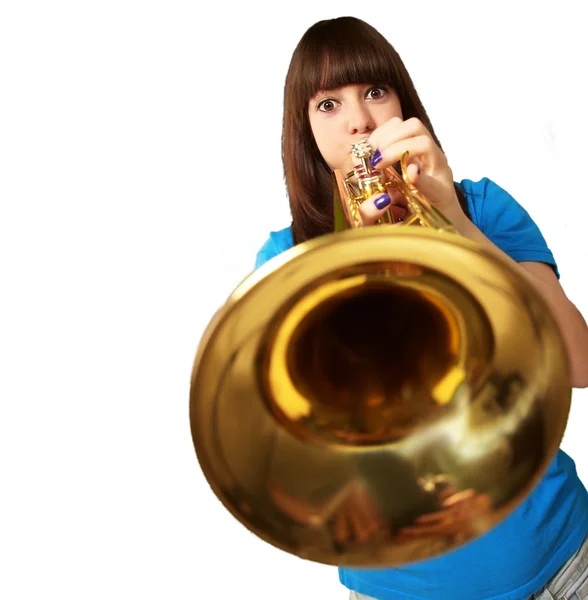 Porträt eines jungen Mädchens, das in die Trompete bläst — Stockfoto
