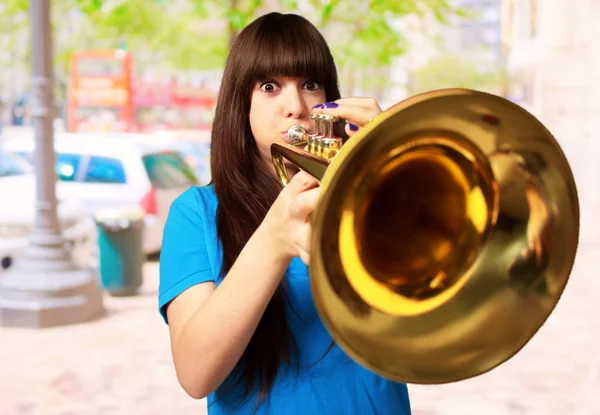 Trompet üfleme genç bir kızın portresi — Stok fotoğraf