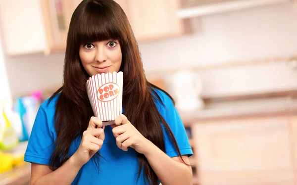 Portrait of a girl holding empty popcorn packet — Stock Photo, Image
