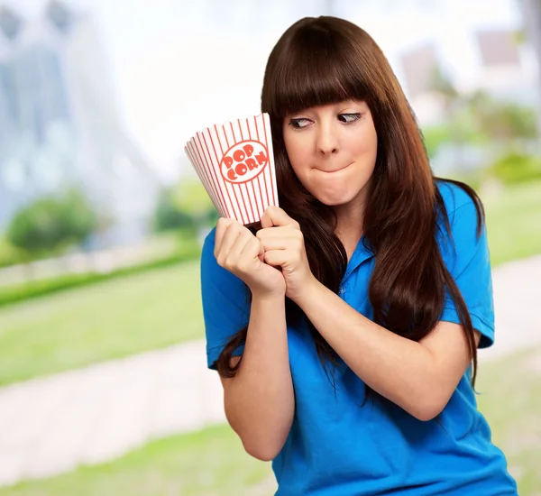 Дівчина тримає порожній попкорн пакет — стокове фото