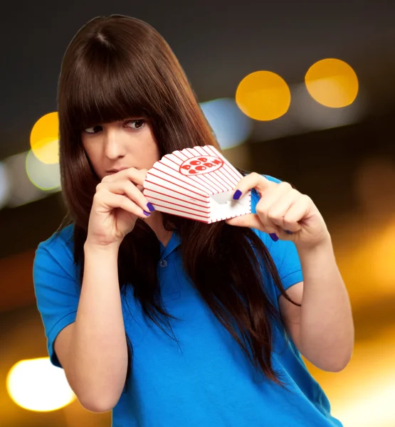 Lány keres üres popcorn csomag — Stock Fotó