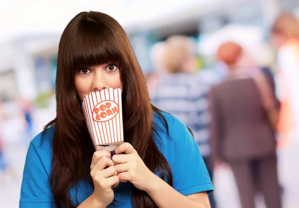Mädchen mit leerem Popcorn-Päckchen — Stockfoto