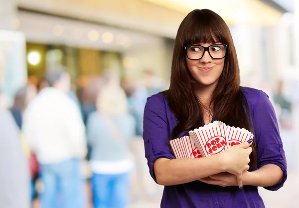Žena hospodářství prázdný popcorn paket — Stock fotografie