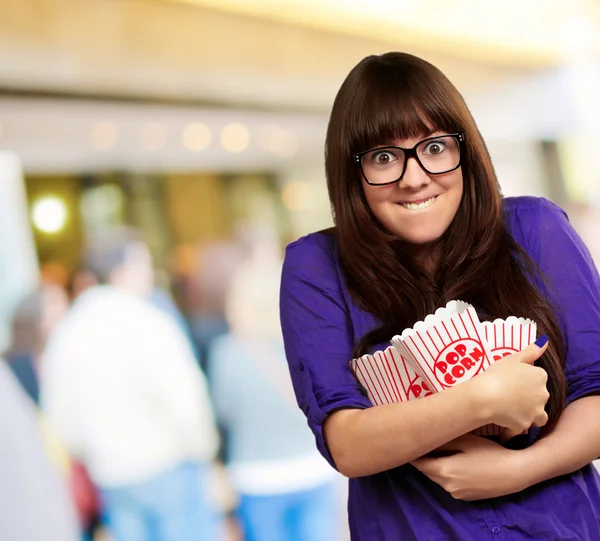 Портрет молодої жінки тримає попкорн контейнер — стокове фото
