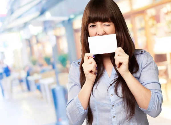 Woman Holding Blank Card — Stock Photo, Image
