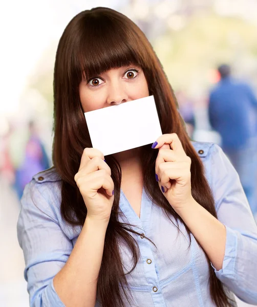 Mulher segurando cartão em branco — Fotografia de Stock
