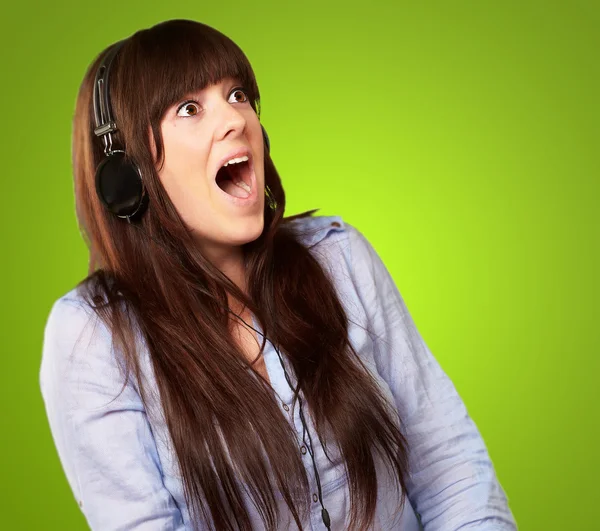 Mulher surpresa usando fone de ouvido — Fotografia de Stock
