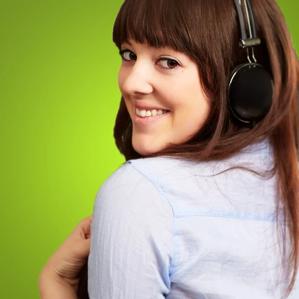 Ευτυχισμένη γυναίκα φοράει ακουστικών — Φωτογραφία Αρχείου